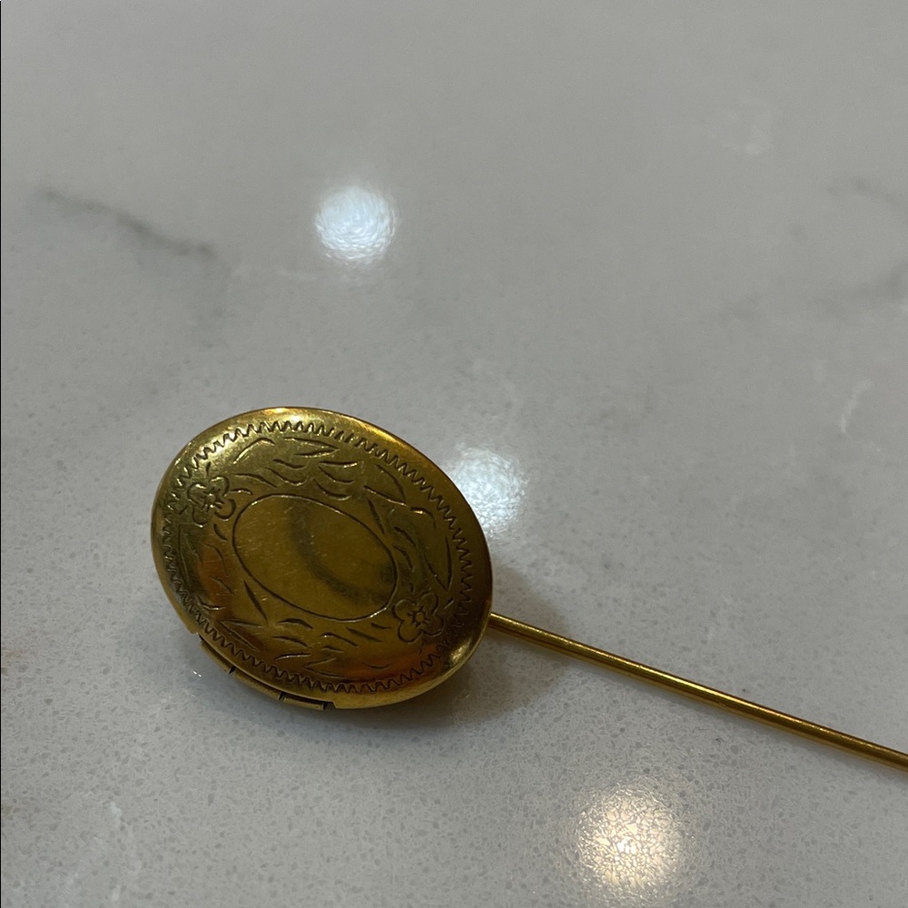 Gold Lapel Pin - Picture 4 of 4
